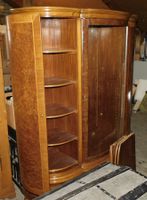 Vitrinenschrank Nussbaum furniert mit Glas und Tablaren
