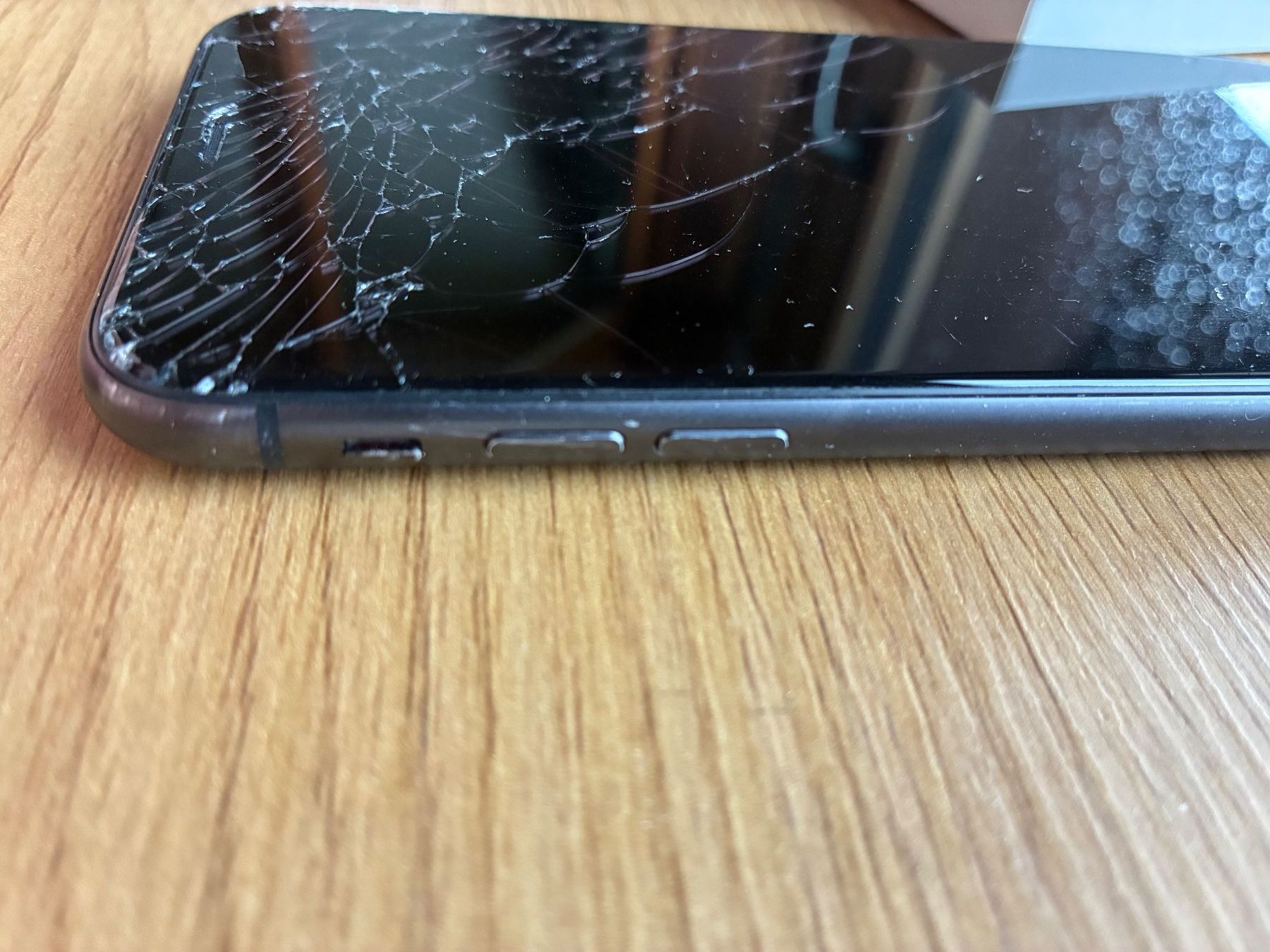 Apple Telefoni cellulari / Smartphones: iPhone 11 Schwarz 128gb – Usato da Thun venduto da KalebHWinter 6