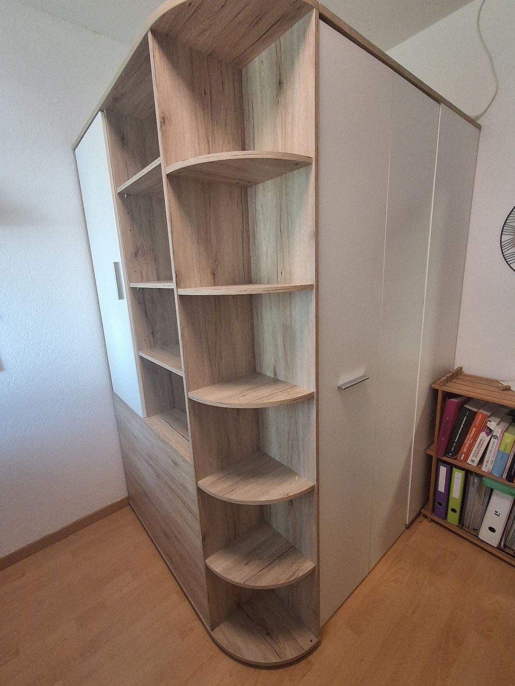 Armadi: Armoire dressing d’angle chêne clair et blanc  – Usato da Estavayer-le-Lac venduto da evang.bast
