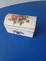 kleine Holzschatulle mit Blumenmuster