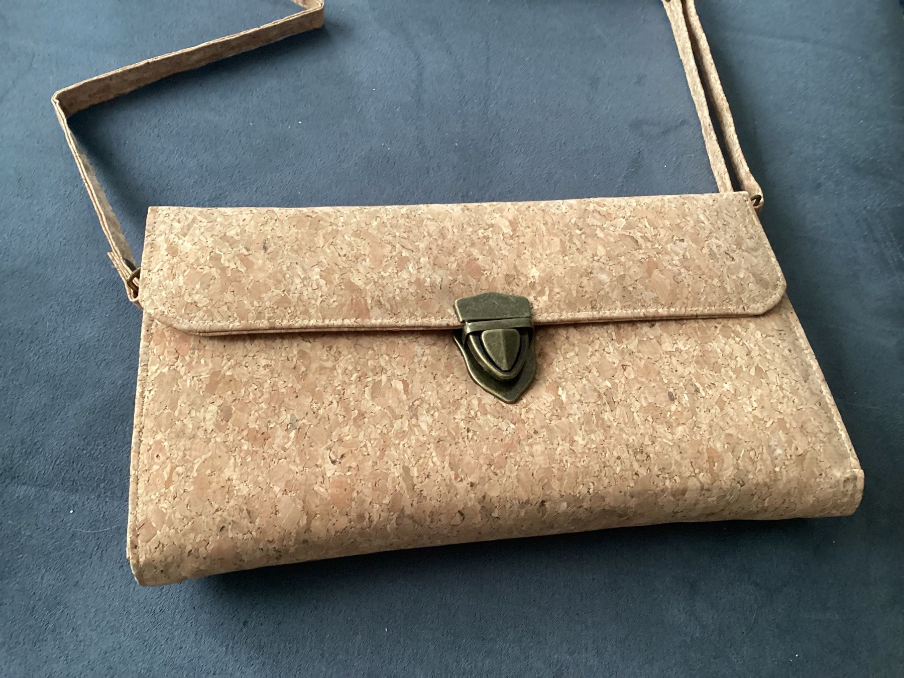 Borse da donna: Kork Pochette / Damentasche Vegan – Nuovo e nell'imballaggio originale da Minusio venduto da scotch111 1