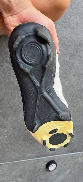 Scarpe da uomo: Scarpe calcio – Usato da Aurigeno venduto da dad_h7r5