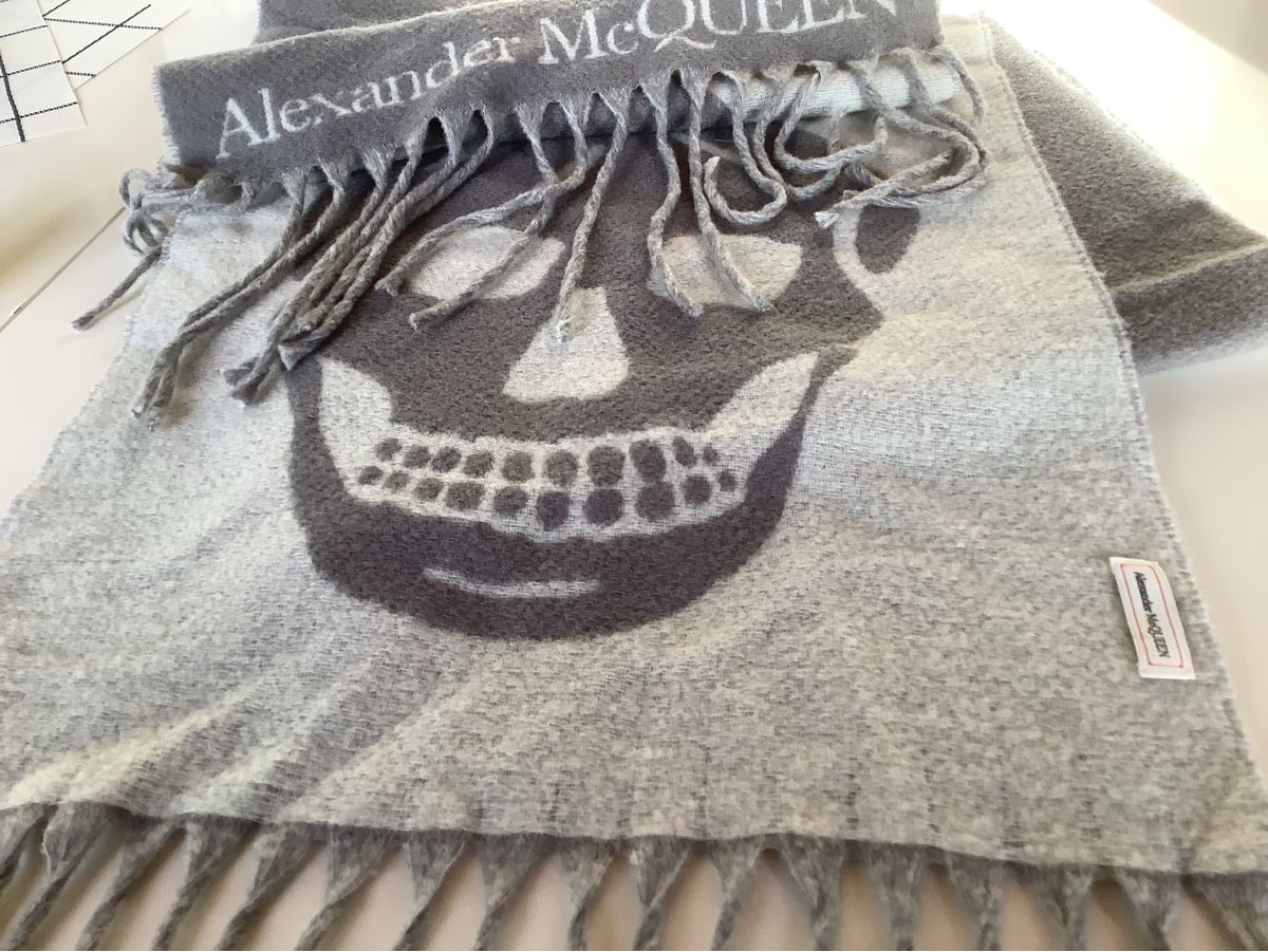 Alexander Mcqueen Foulard & Sciarpe: Alexander MCQUEEN Shawl – Usato da Zug venduto da natiak01 5
