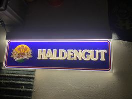 Schöne Haldengut Werbeschild beleuchtet