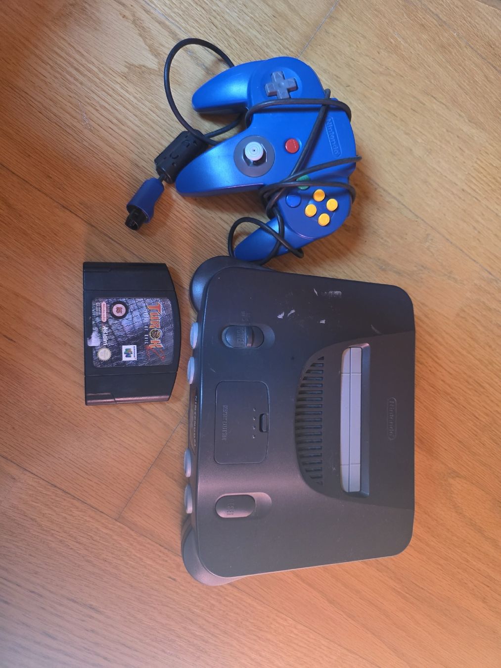 Nintendo Konsolen: Console Nintendo 64 + manette bleu + jeu Turok – Gebraucht aus Lausanne von fab_r56t