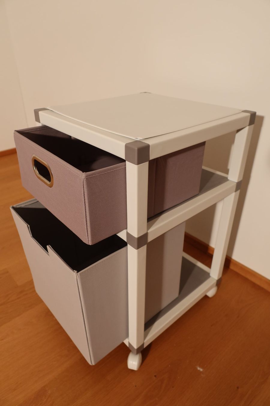 Eléments de bureau: Rollcontainer mit 2 Stoffboxen – D'occasion à Kilchberg ZH par and_y5q6 2