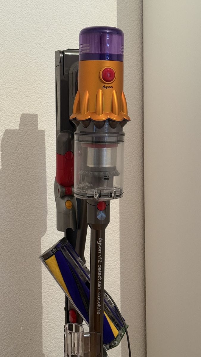 Dyson Staubsauger & Zubehör: Staubsauger Dyson V12 Detect Slim Absolute mit Ständer – Gebraucht aus Olten von flosflomarkt 3