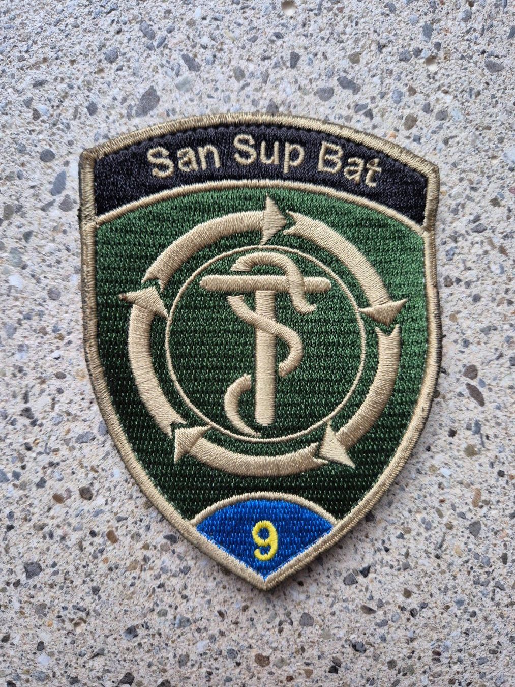 Schweizer Armee Placchette & Badge: *** Badge San Sup Bat 9 mit klett *** – Nuovo e nell'imballaggio originale da Riedholz venduto da fr_sIruP