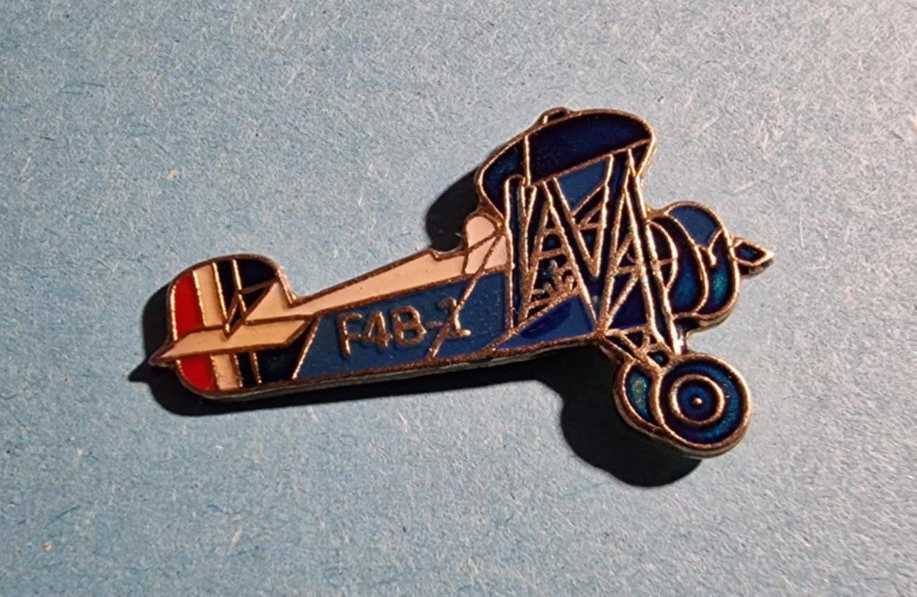 Plaquettes & Badges: Pin Flugzeug Frankreich – D'occasion à Härkingen par specialshapes