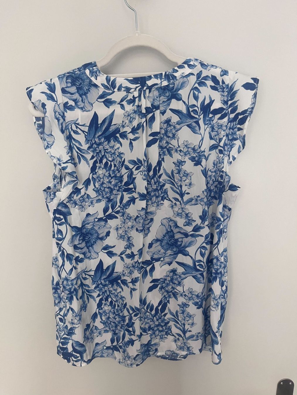Camicette: White shirt with blue flowers – Nuovo (secondo la descrizione) da Zürich venduto da kry_85p7 1