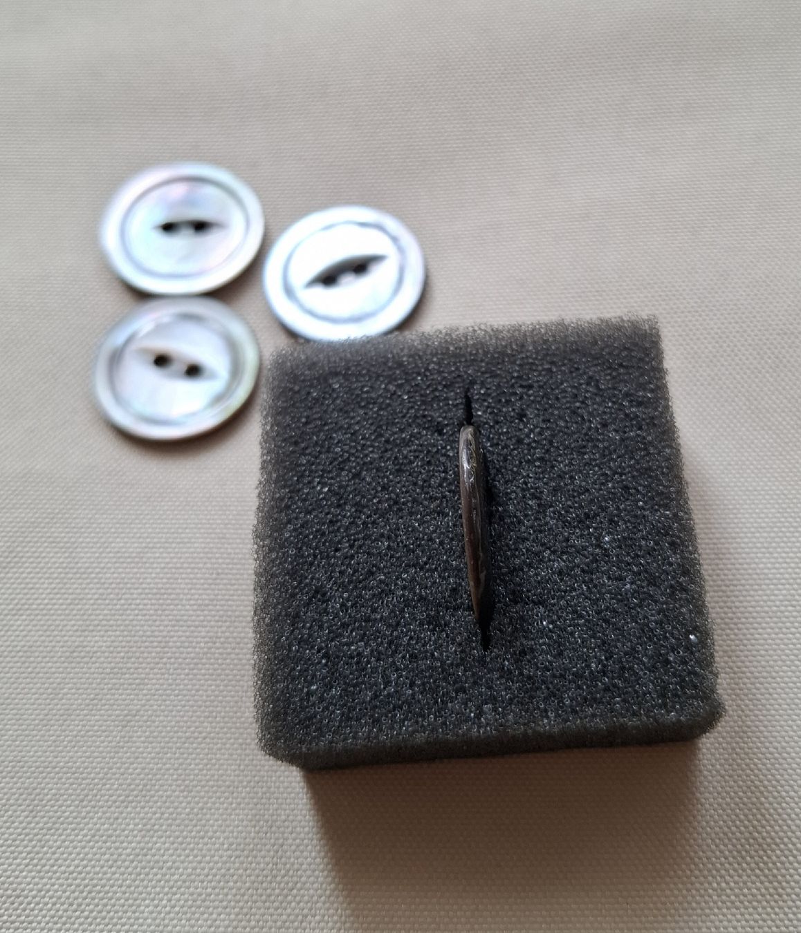 Bottoni: 4er Set Perlmutt-Knöpfe 19 mm. – Usato da Dietikon venduto da Hirschkopf 4