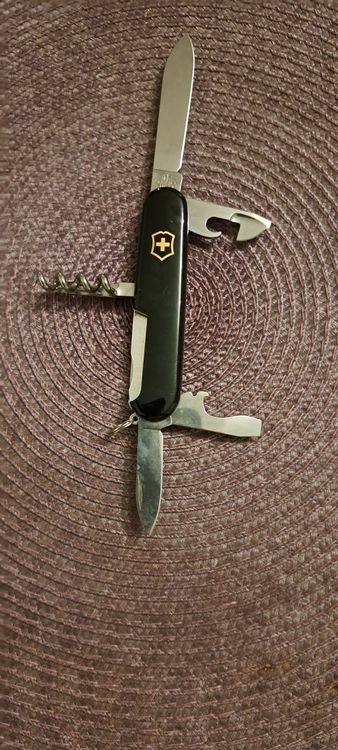 Montre-bracelet à quartz pour homme Victorinox de l'armée suisse. Montre homme fabriquée en Suisse avec cadran rond/bande en cuir noir - France