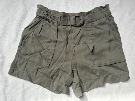 Sommerliche Khaki Shorts mit Gürtel von C&A, Grösse 36