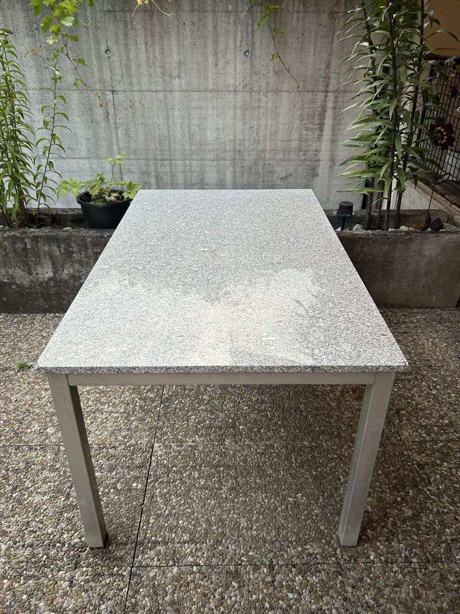Tavoli: Gartentisch mit Granitplatte und Metallfüssen – Usato da Meiringen venduto da cor_lz6y