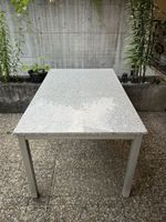 Gartentisch mit Granitplatte und Metallfüssen