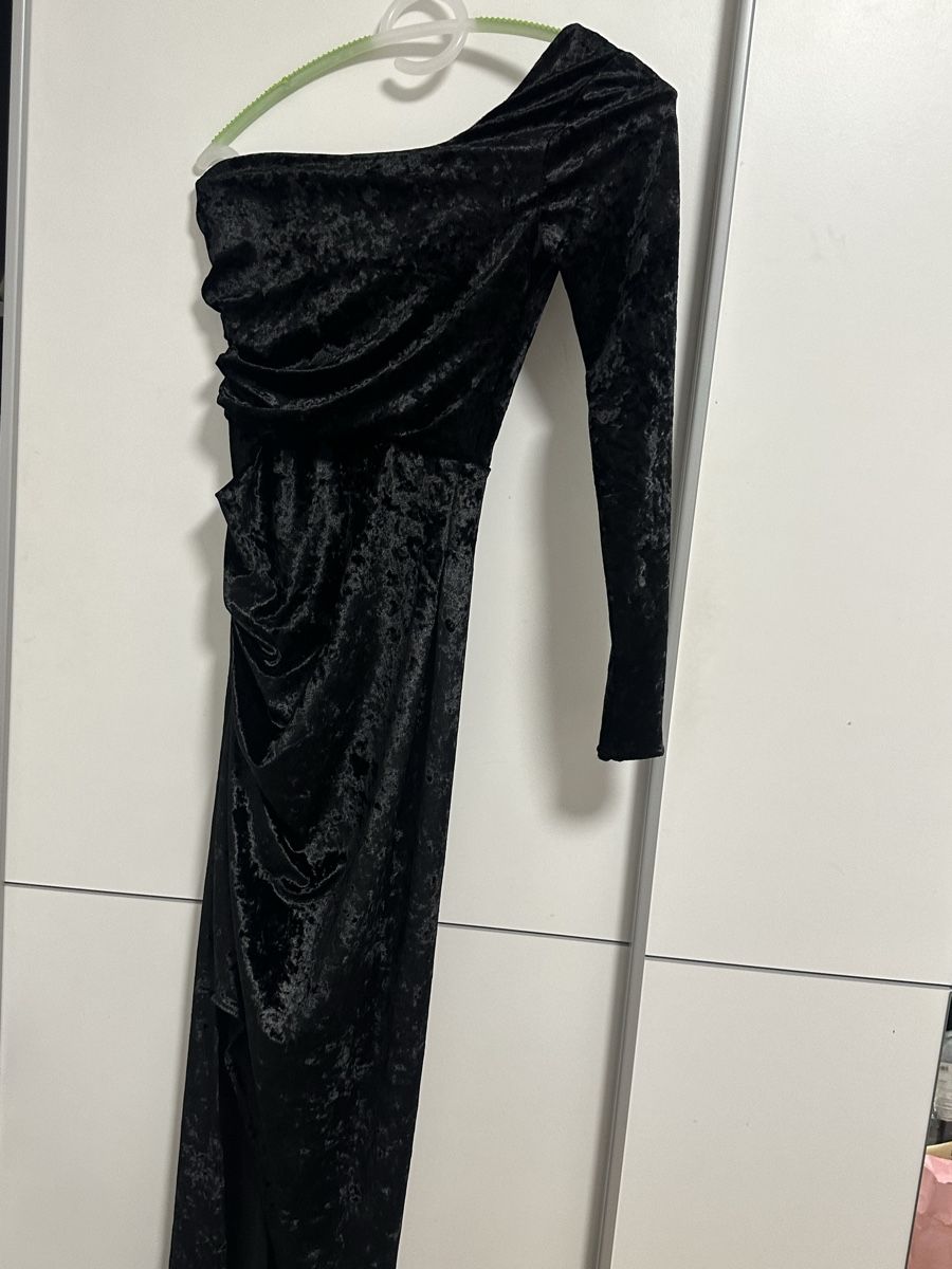 Vestiti: Schwarzes Samtkleid, One Shoulder, Gr. 34 – Nuovo (secondo la descrizione) da Zürich venduto da kri_hy6t