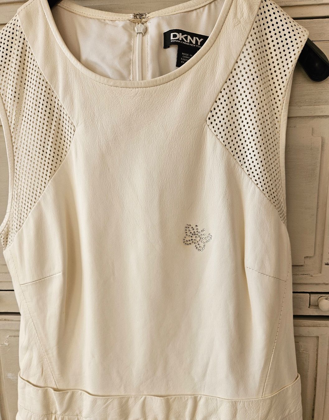 DKNY Vestiti: Robe DKNY en cuir crème, sans manche – Usato da lausanne venduto da josianemuller 1