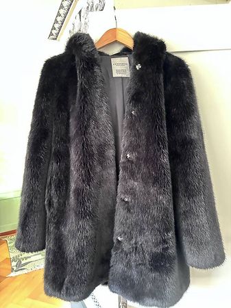 Schwarzer Kunstfellmantel elegant & kuschelig