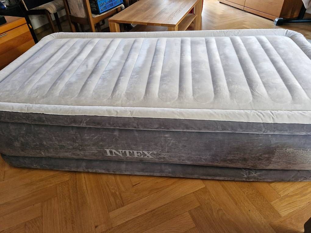 Letti: INTEX Luftbett Luftmatratze – Usato da Willisau venduto da Scherw1 1
