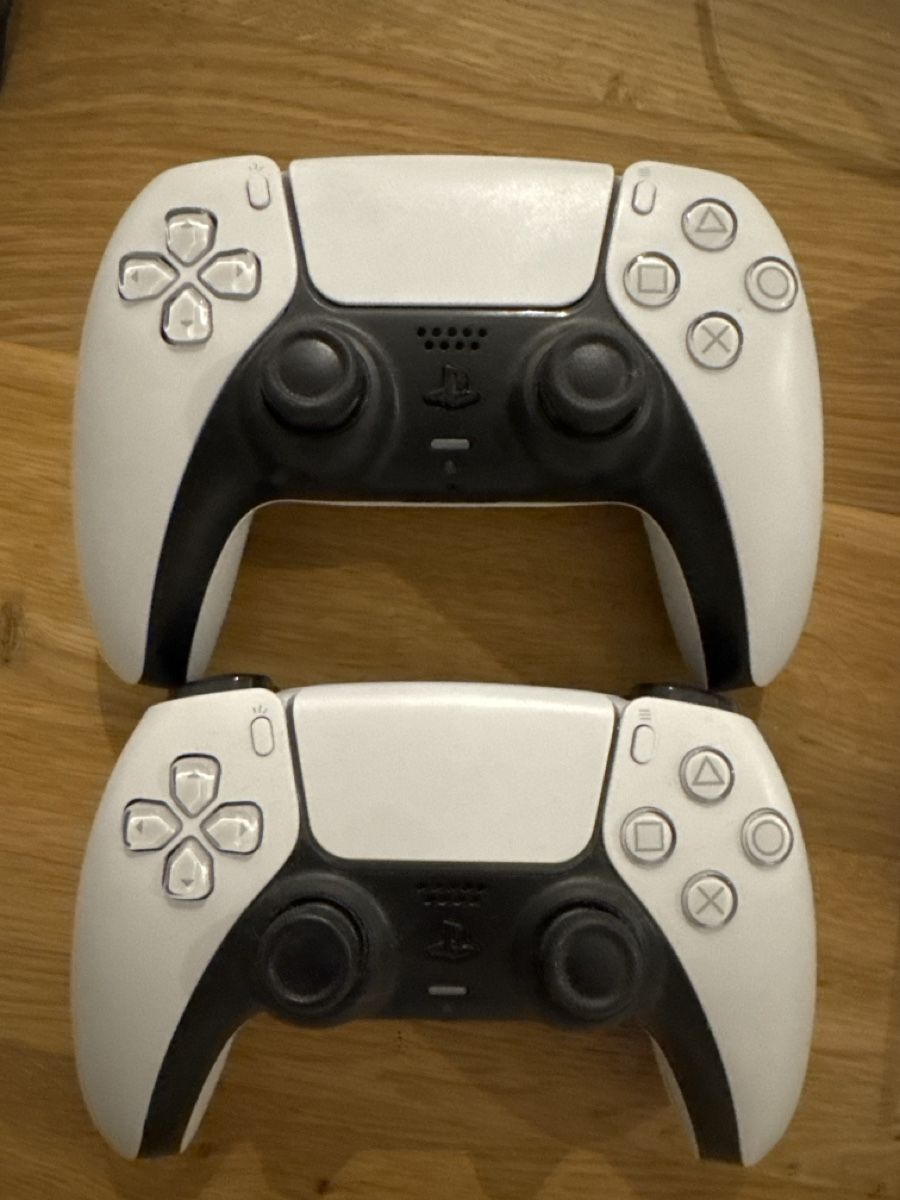 Sony Manettes: 2x PS 5 Controller + Ladegerät. – D'occasion à Ichertswil par EldenLord 1