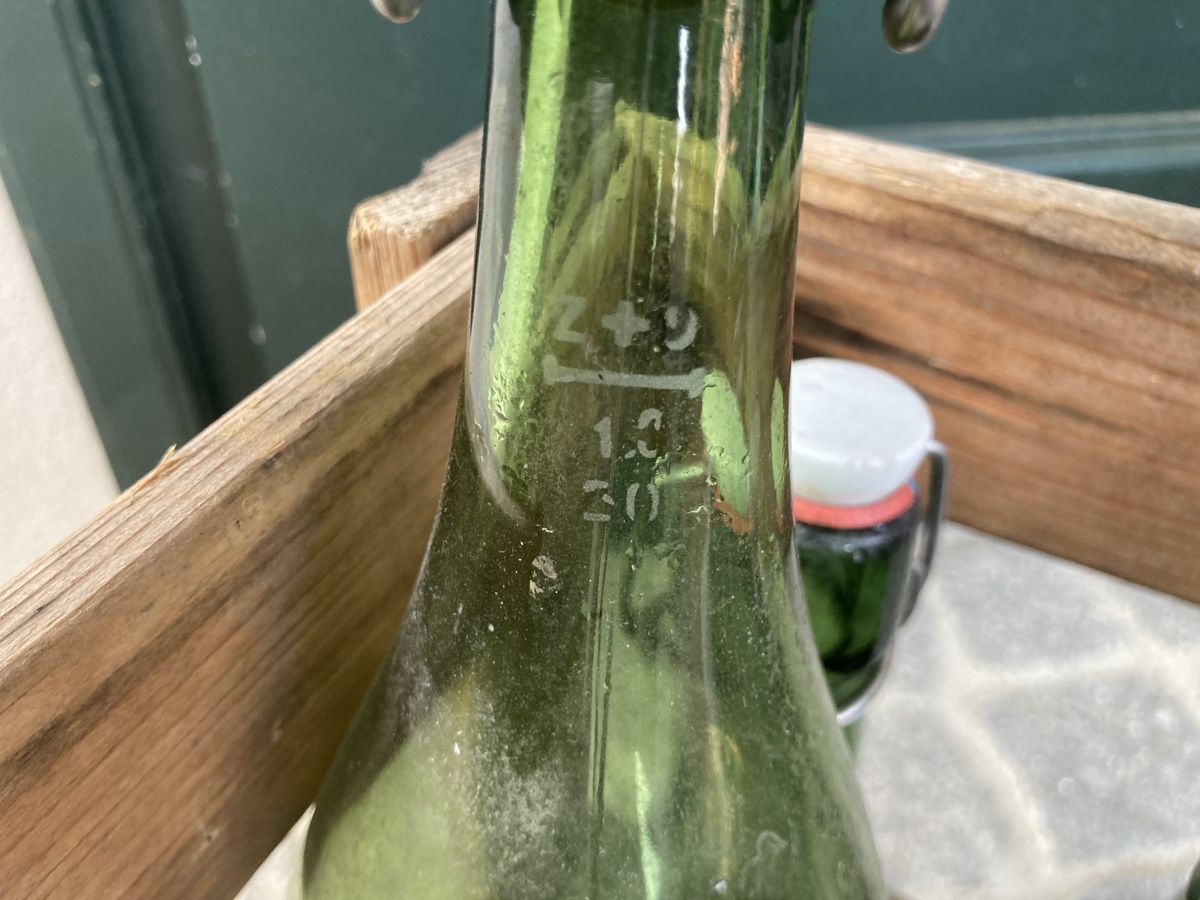 Bicchieri, Caraffe & Bottiglie: Bügelflaschen, inkl. antike Holz Harasse – Usato da Bern venduto da Croquant 3