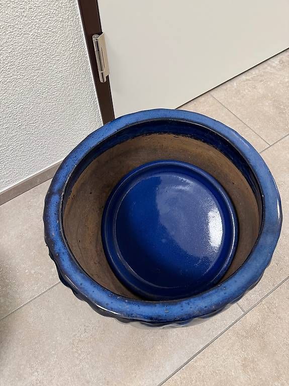 Vasi per fiori: Dunkler blauer Swirl Keramik-Übertopf – Nuovo (secondo la descrizione) da Schübelbach venduto da Rahnmont 2