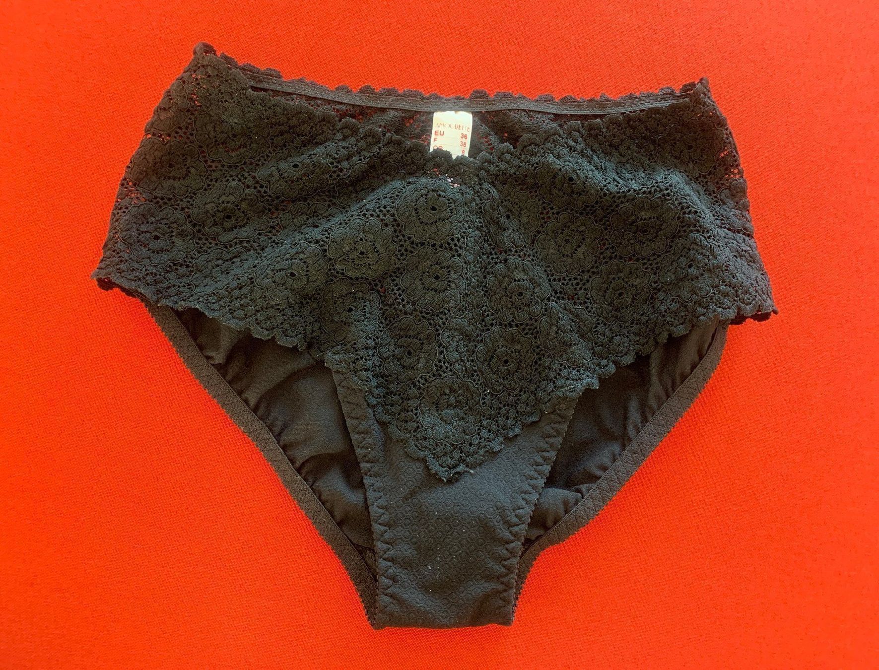 Altra biancheria intima: 2 Tangas und 1 Slip – Usato da Zürich venduto da Tzhkely24 1