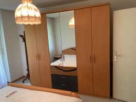 Schlafzimmer Schrank Holz und Spiegel 