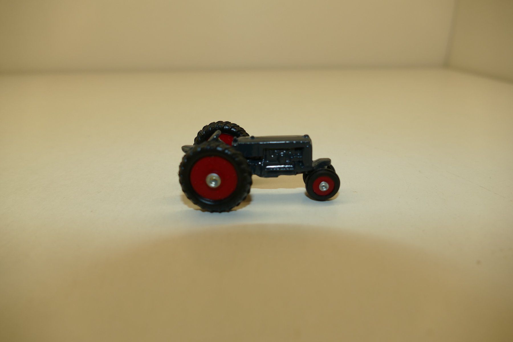 Kit di modellismo & Modellini statici: ERTL Metallmodel: Traktor grau – Nuovo (secondo la descrizione) da Niederhasli venduto da rail-duerst 3