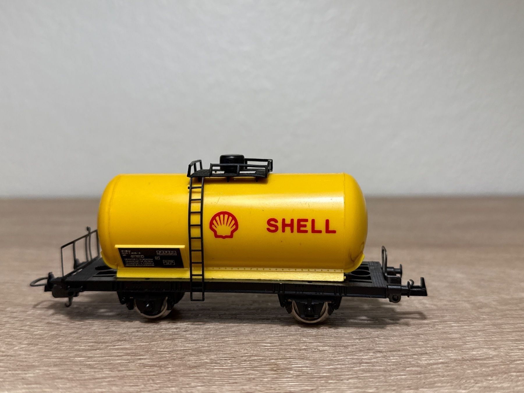 Lima Modellini di ferrovie: Lima Kesselwagen SHELL H0 (17) – Usato da St-Aubin-Sauges venduto da Lo_Go