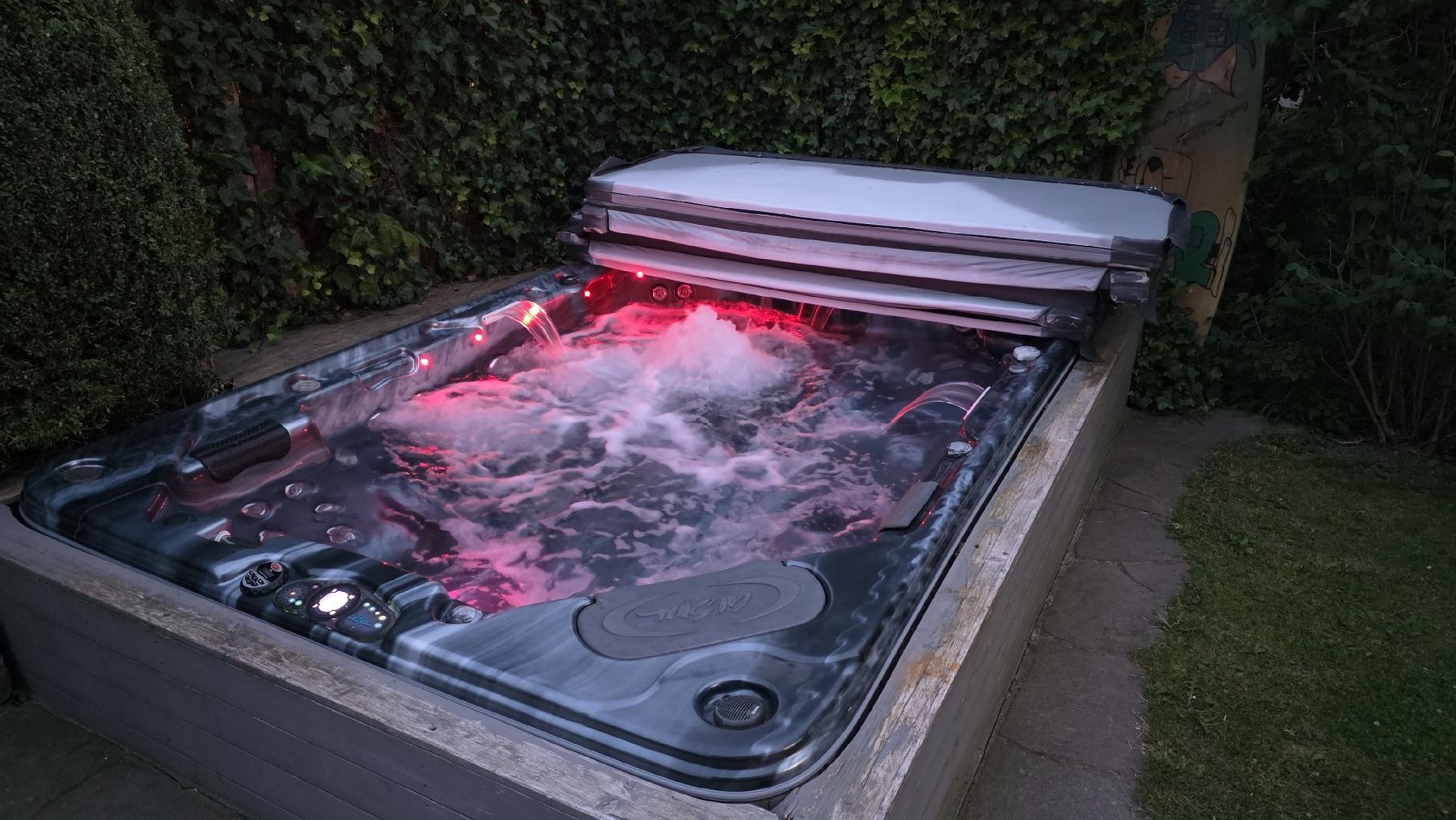 Whirlpool: Whirlpool 9 Plätzer mit Massagedüsen und Wasserfall – Usato da Buttwil venduto da mar_7hcv 7
