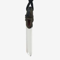 Naturbelassene Bergkristall-Spitze mit eingefasstem Granat