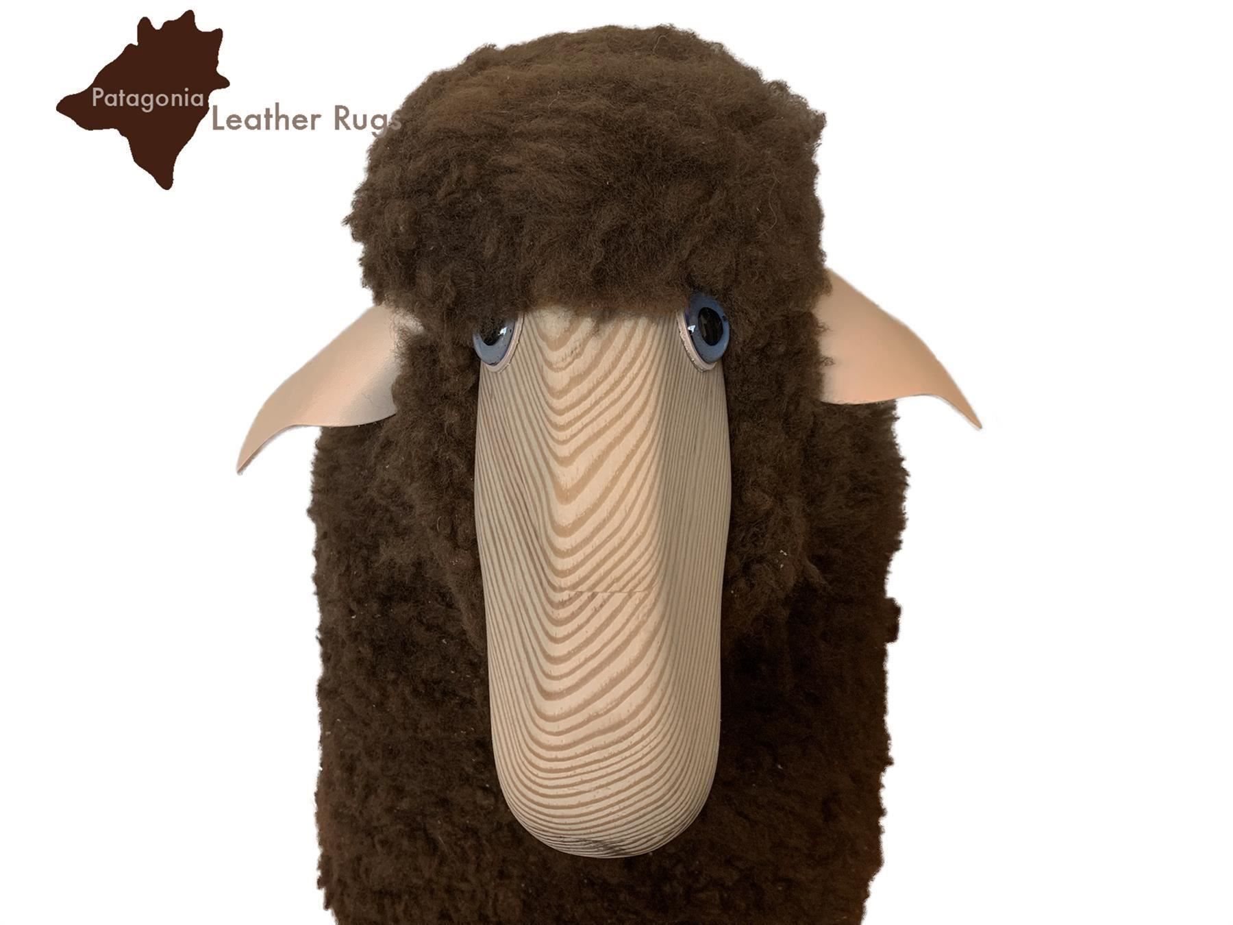 Hocker: Schaf, klein, braunes Fell, Kiefer – Neu und originalverpackt aus Arbedo von patagonialeatherrugs 2