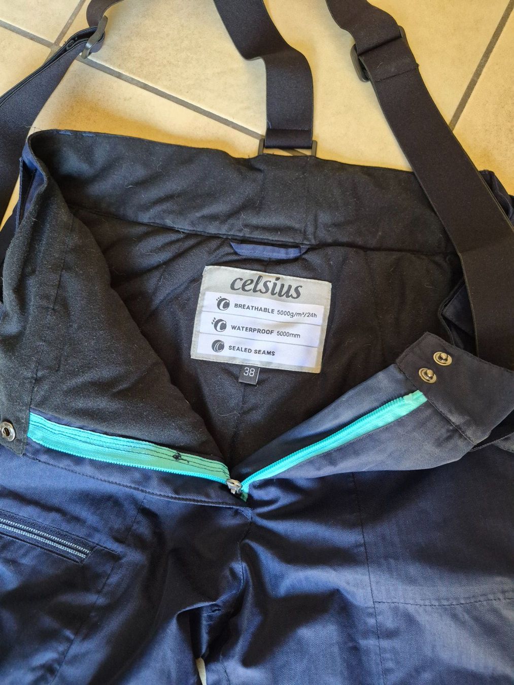 Billabong Vestes: Ensemble de ski Billabong et Celsius taille M et 38 – D'occasion à le landeron par canette 6