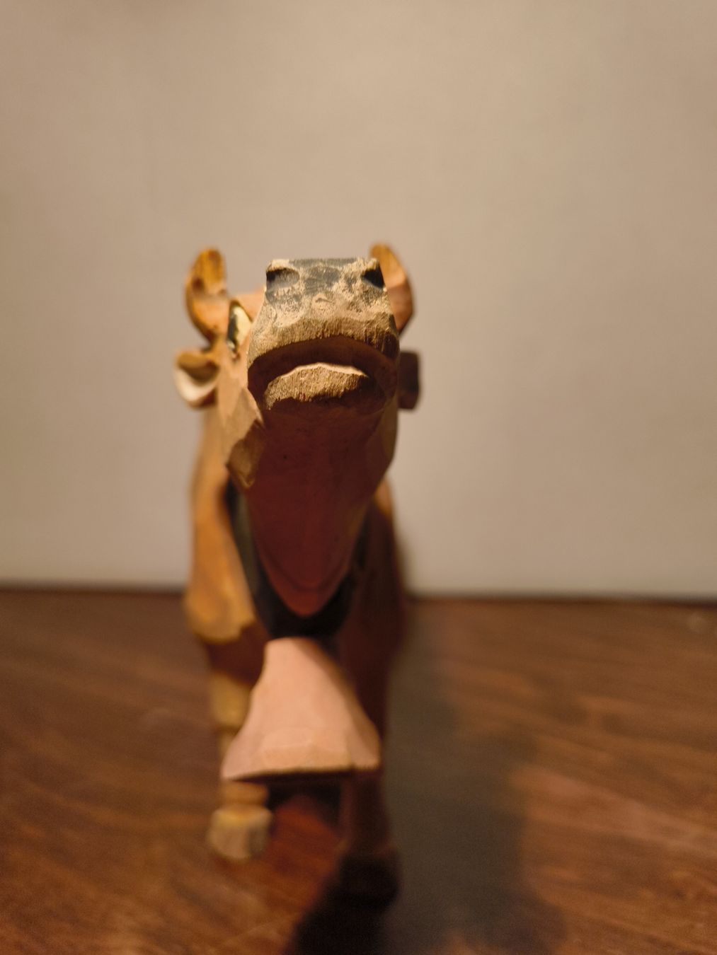 Statuette: geschnitzte Holz Kuh mit Glocke – Usato da stettlen venduto da VintageBern_ch 1