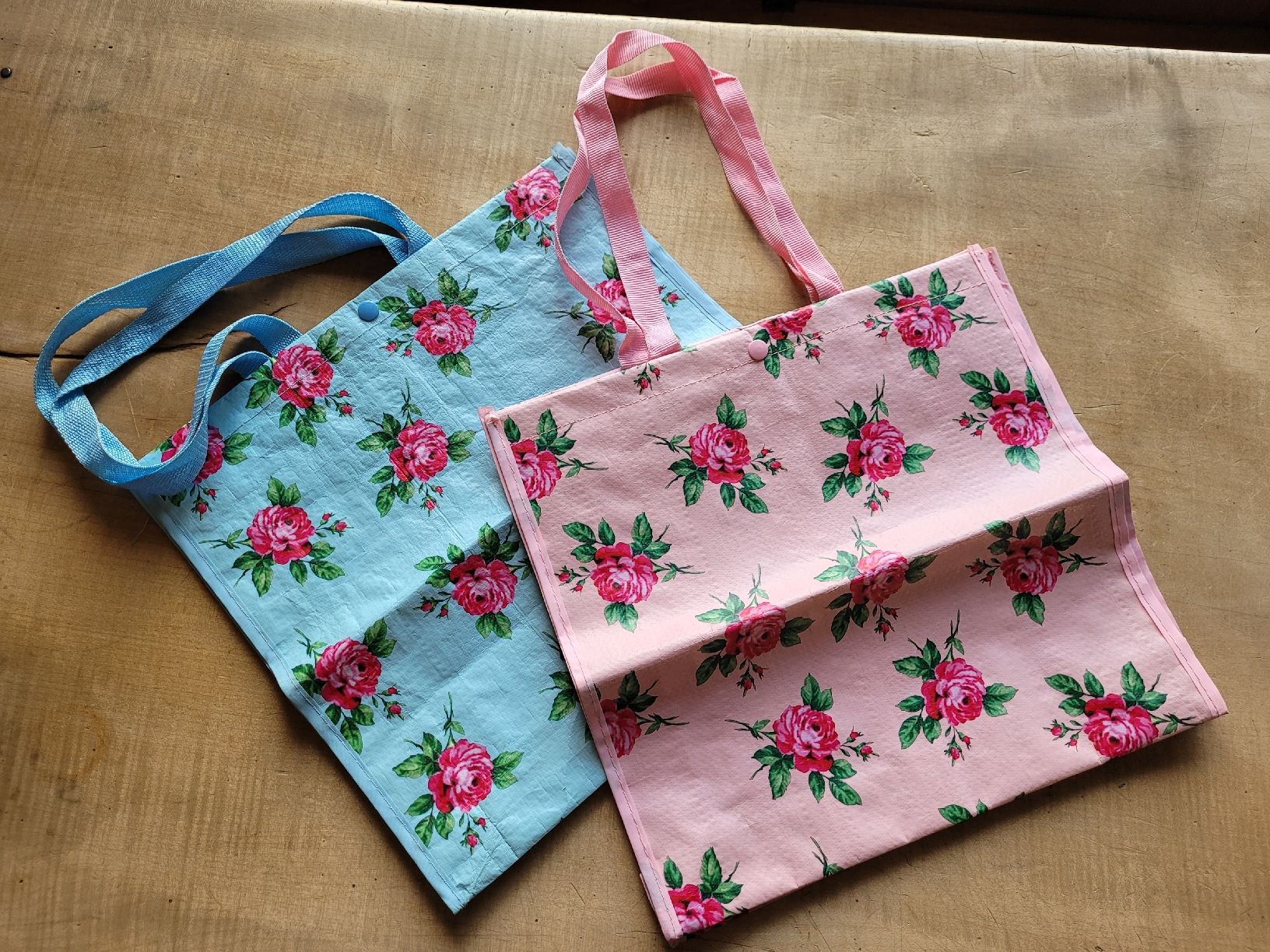 Borse da donna: Verspielte rosa Tasche, Einkaufstasche mit Rosenmuster. NEU – Nuovo (secondo la descrizione) da Zürich venduto da Engiadinabassa 1