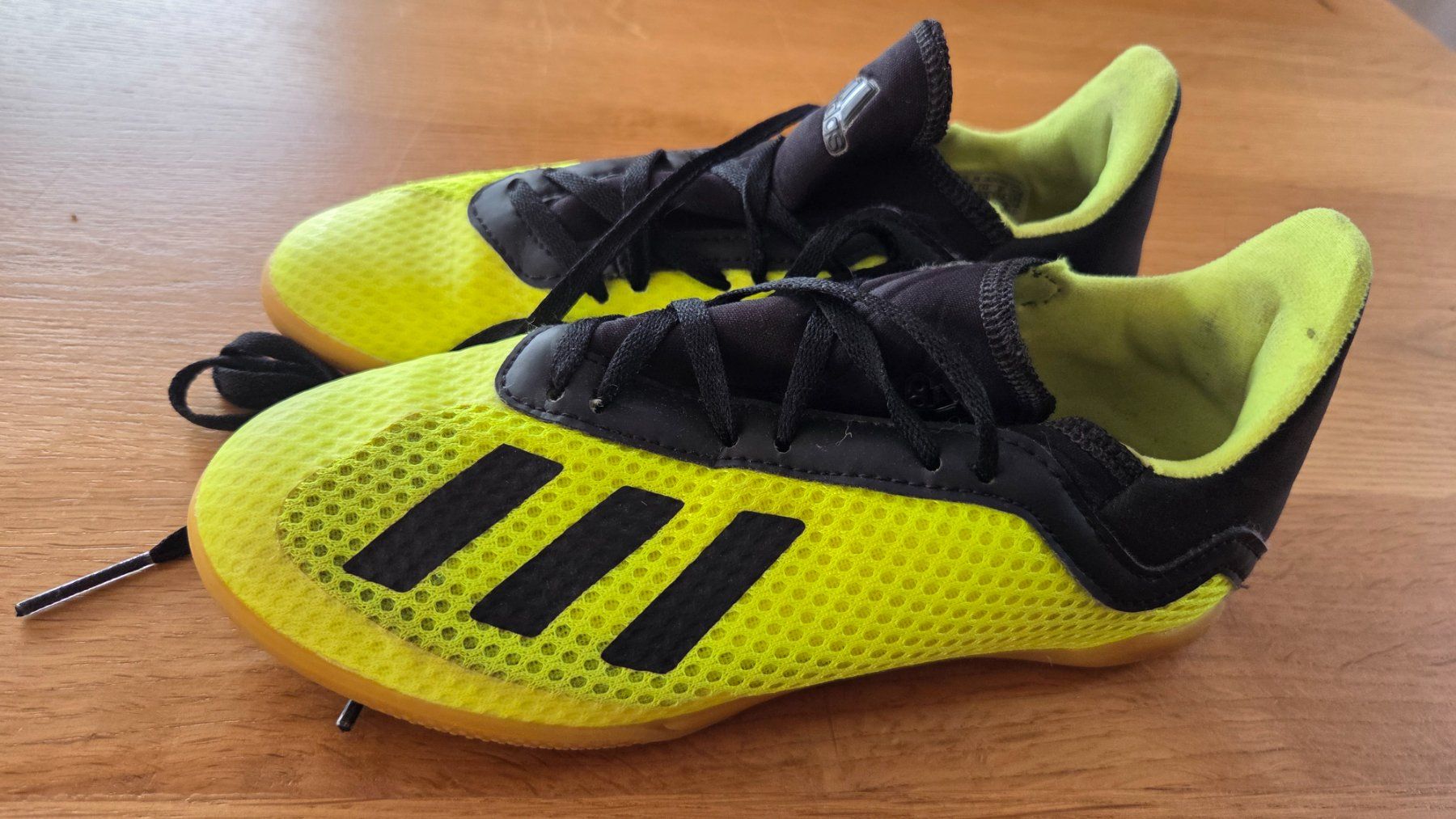 Adidas Scarpe per ragazzi: Adidas Hallenschuhe Gr.33 – Usato da Roggliswil venduto da Crosser17 1