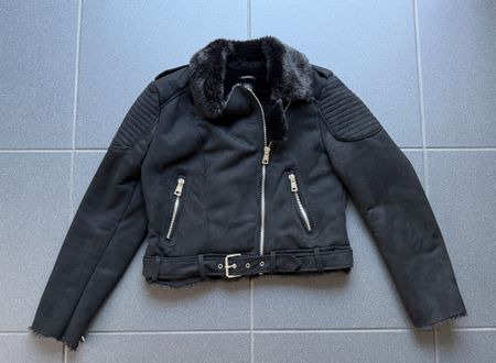 Zara TRF Jacke schwarz mit Kunstfell Futter Grösse M