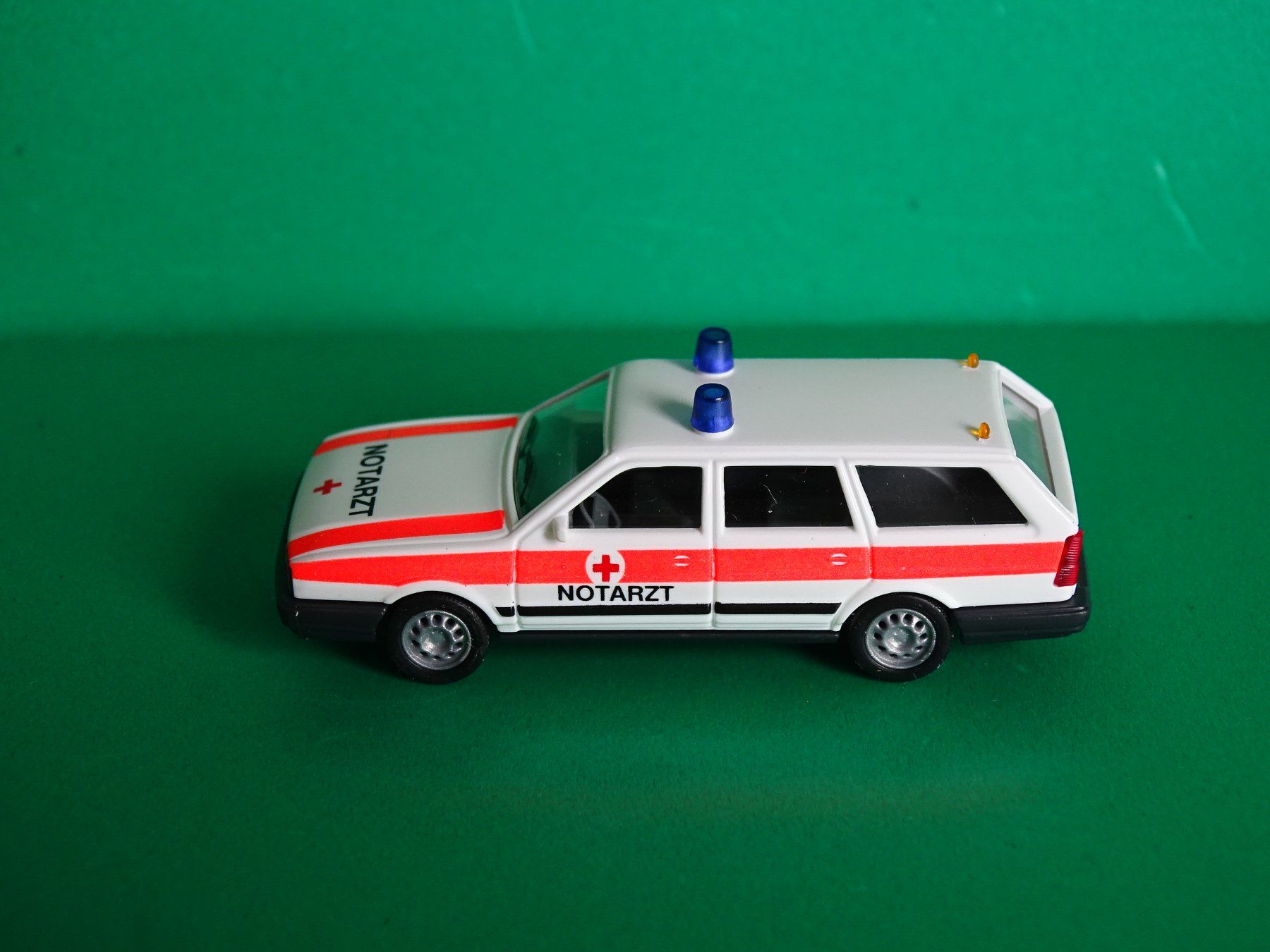 Busch Modellini d'auto: VW Passat "Notarzt" von Busch 1/87 – Nuovo (secondo la descrizione) da Bretzwil venduto da Meex 2