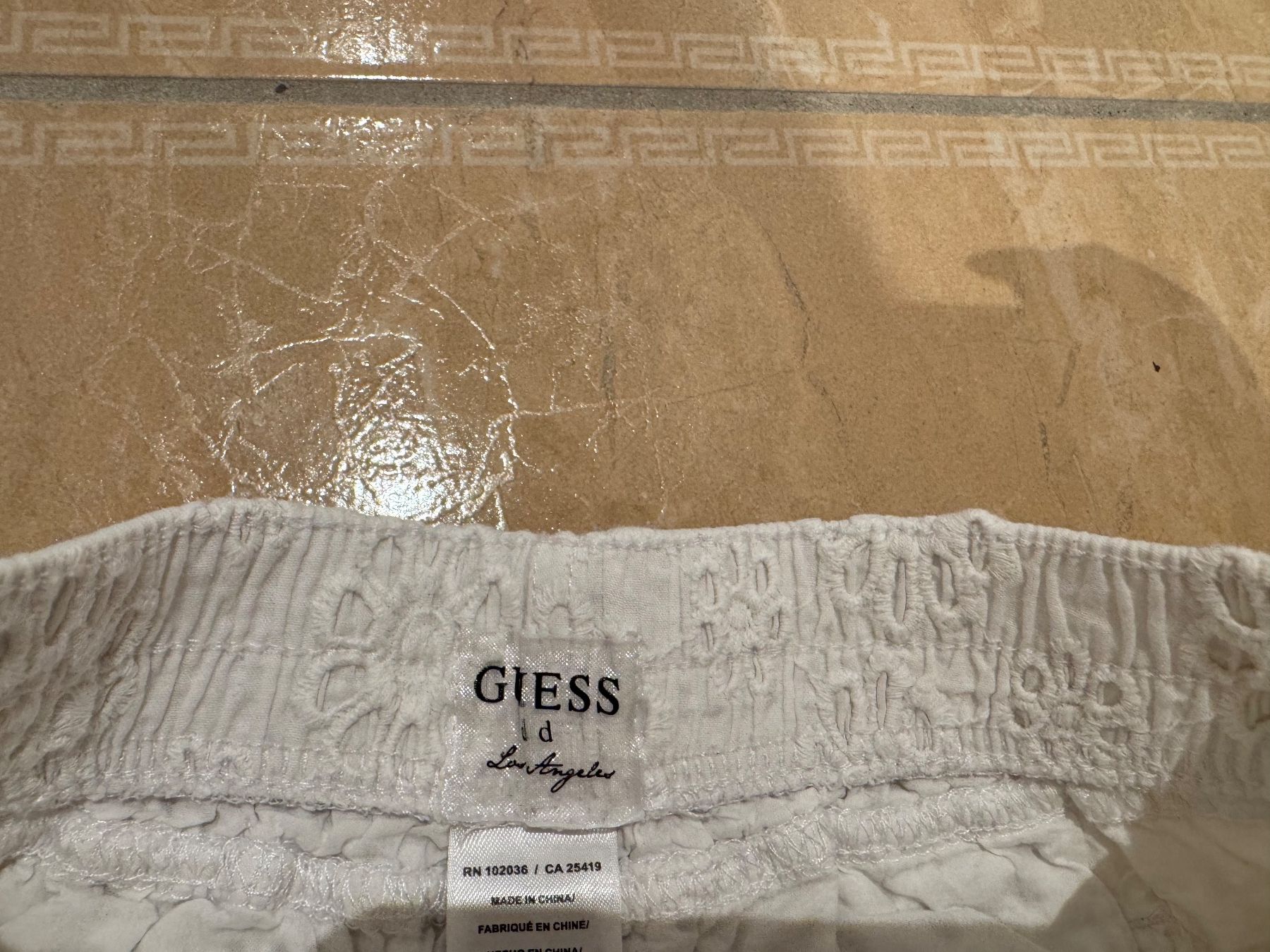 Guess Pantaloni: Guess  süsse Shorts, 3j 98 – Usato da Klingnau venduto da Markus14 2
