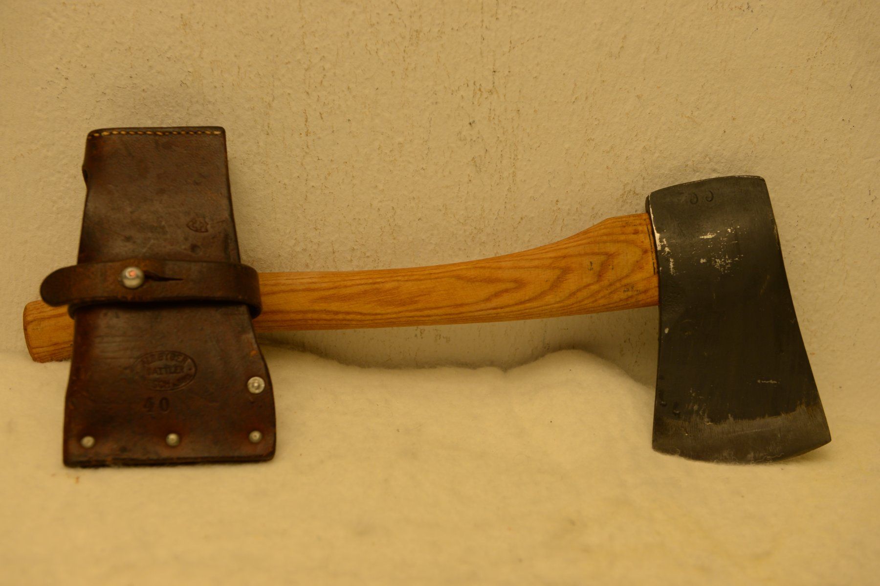 Armée suisse Tous les outils: Beil /Axt Schweizer Armee mit Leder Klingenschutz – D'occasion à Sachseln par Smatsch54 2