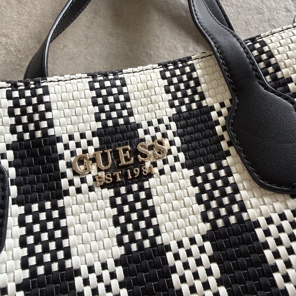 Guess Borse da donna: Guess black & white tote bag – Usato da Boswil venduto da hey.itsme 4