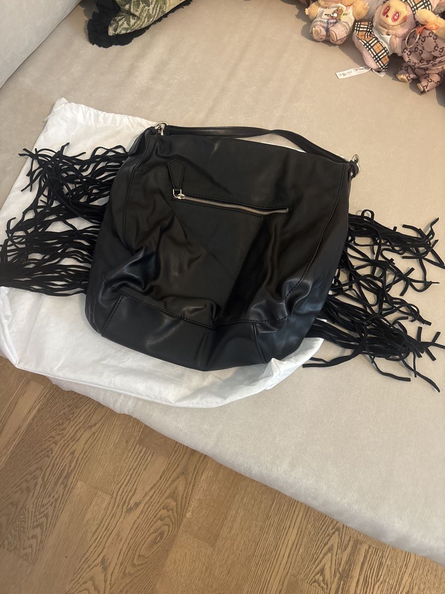 Guess Taschen für Damen: Guess Handtasche schwarz mit Wildleder Fransen – Gebraucht aus Feusisberg von LadyLook 1