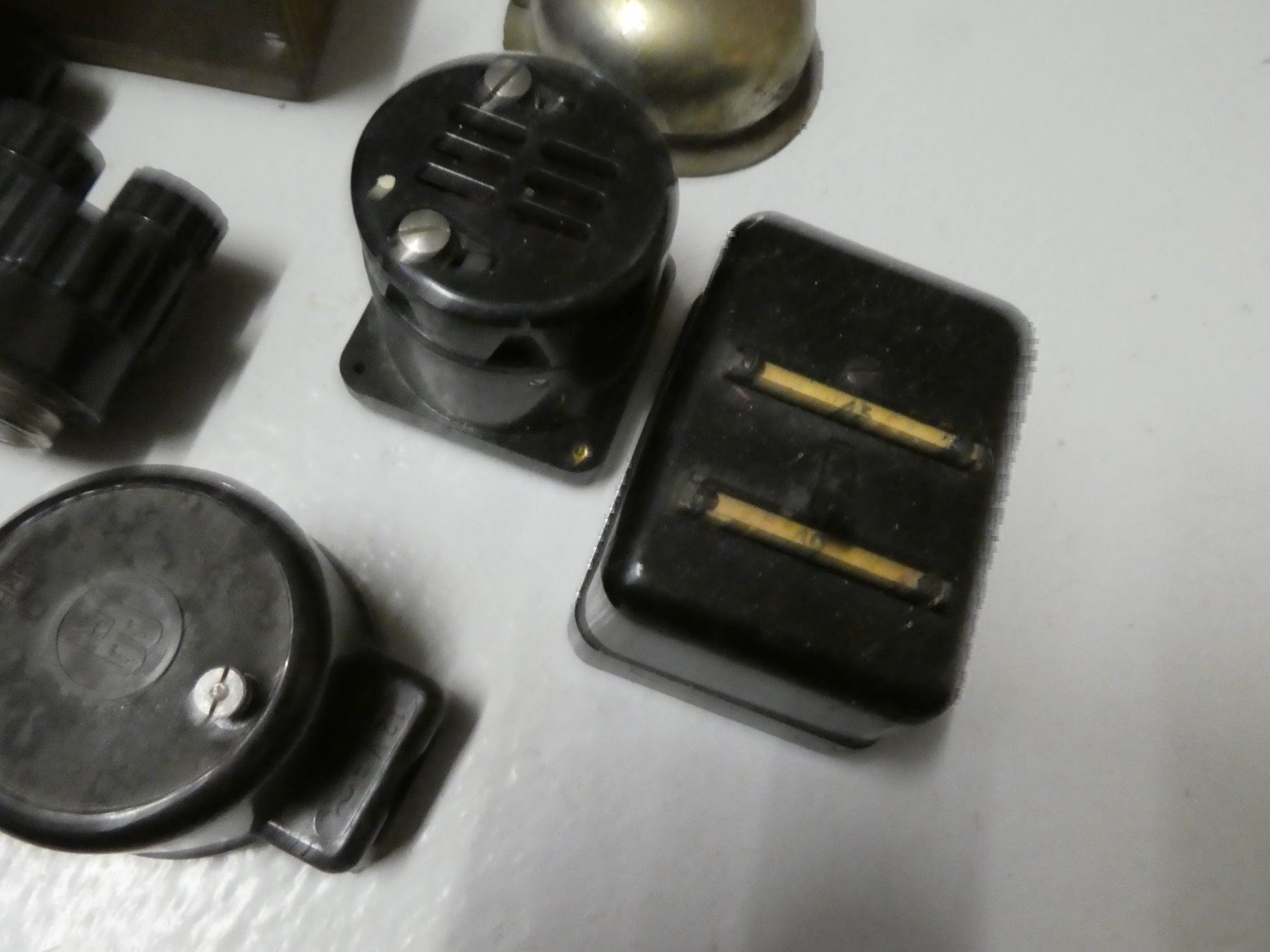 Pièces détachées: Elektrobestandteile Schalter Glocke – D'occasion à Mosnang par Goldwasser 1