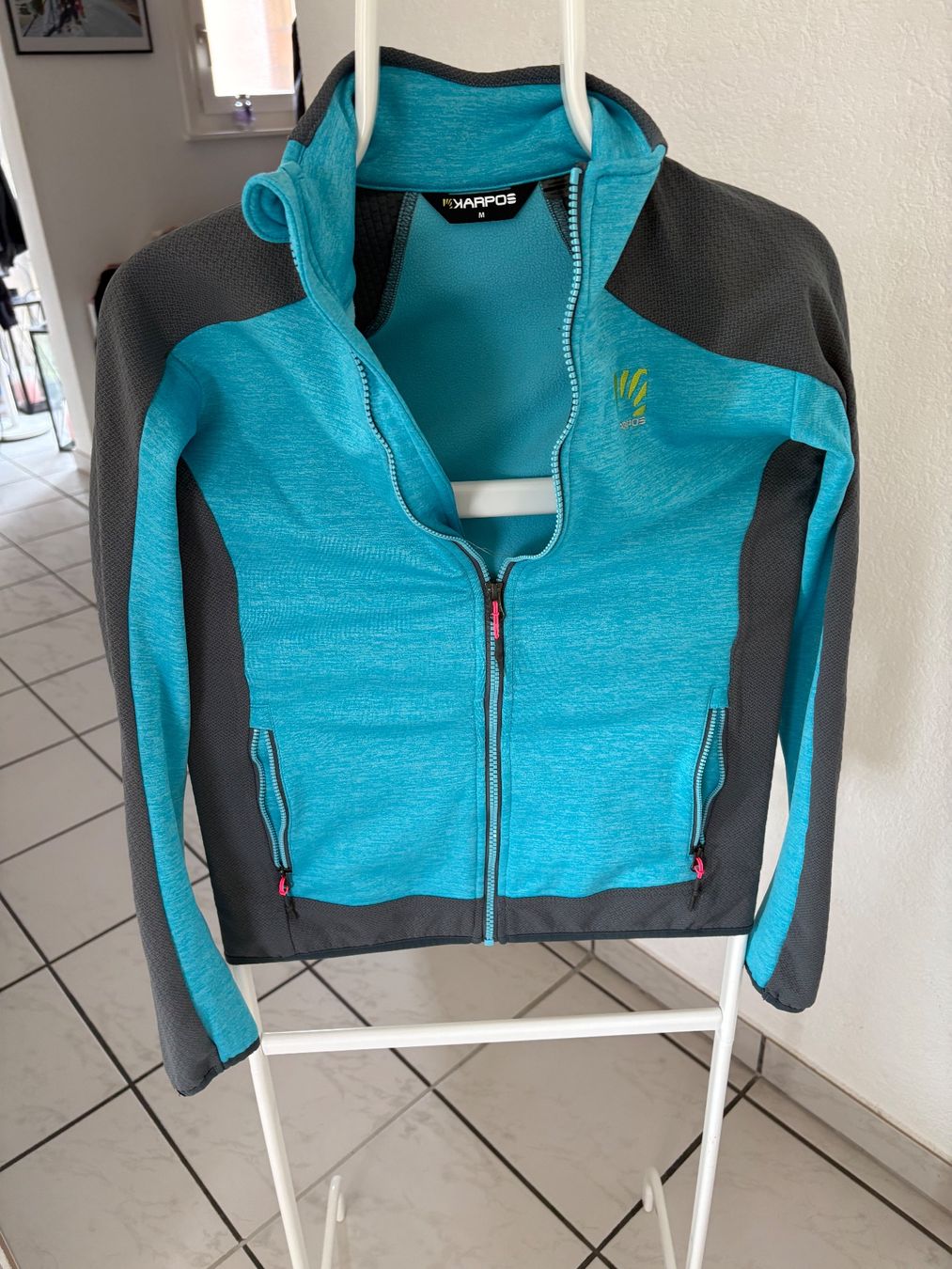 Karpos Jacken: Jolie petite veste  Karpos – Neu (gemäss Beschreibung) aus Villars-sur-Glâne von Flomalea
