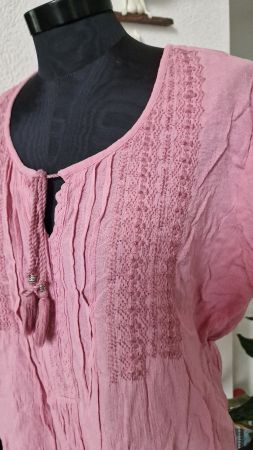 Shirt Rosa mit vielen Details von Yessica