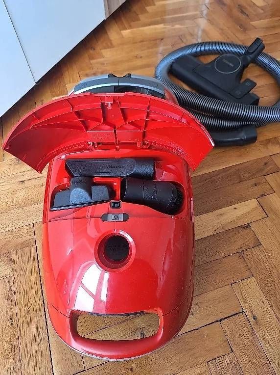 Miele Aspirapolveri & Accessori: Staubsauger Miele Guard M1 – Nuovo (secondo la descrizione) da Büron venduto da rog_k687