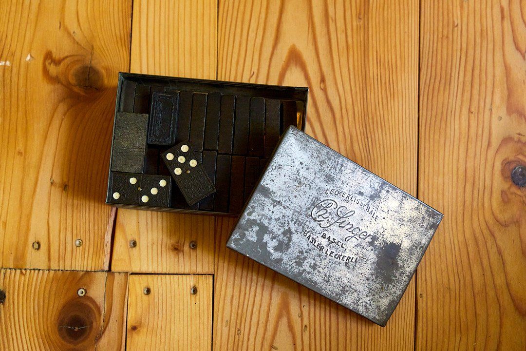 Giochi: Antikes Domino-Spiel in Blechdose – Usato da Ennetbürgen venduto da JWBT