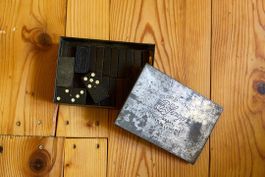 Antikes Domino-Spiel in Blechdose