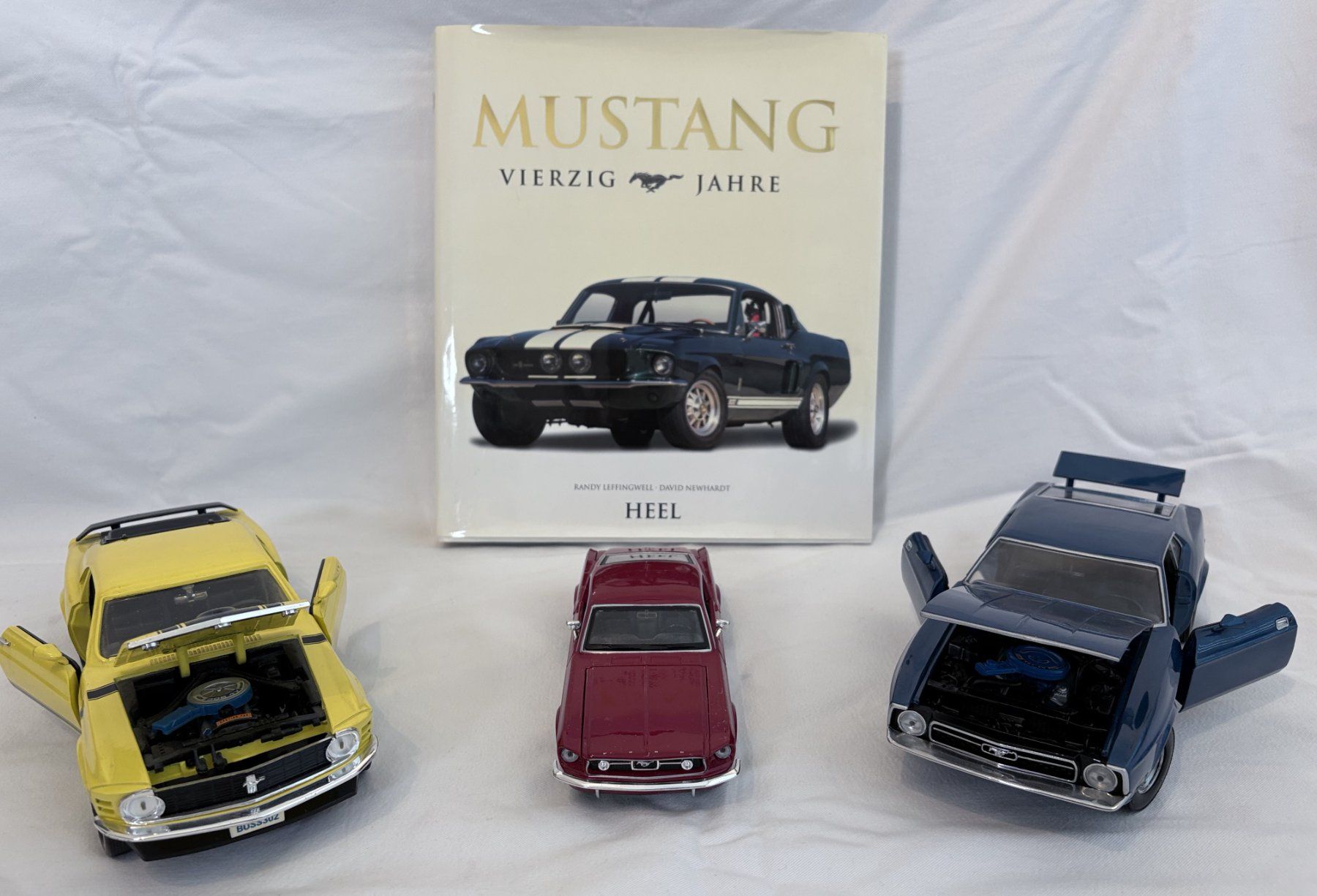 Modellini d'auto: Mustang Modelle & Buch "Vierzig Jahre" – Usato da Bassersdorf venduto da slothy